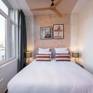 Pink Pigeon Apartment